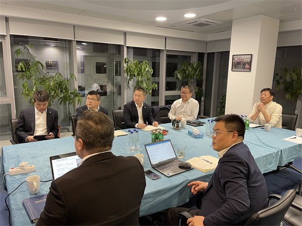 方总听取汇报.jpg