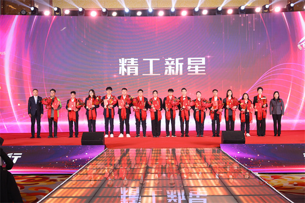 03集团副总裁沈月华女士、齐三六先生为尊龙集团新星获得者颁奖.jpg